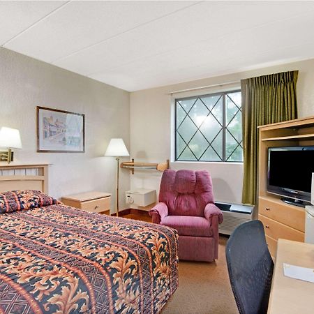 Super 8 By Wyndham Stamford/New York City Area Exterior photo