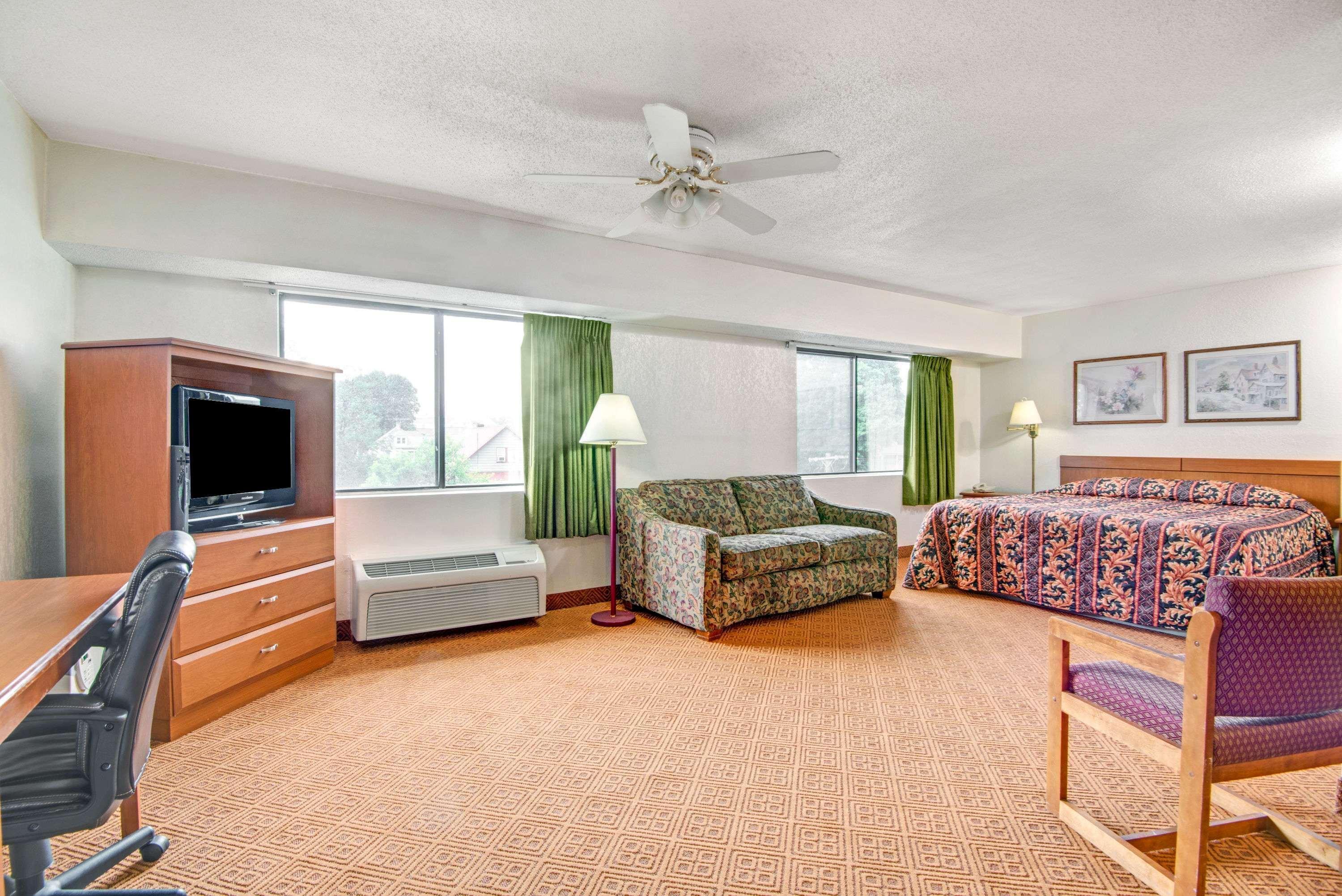 Super 8 By Wyndham Stamford/New York City Area Exterior photo
