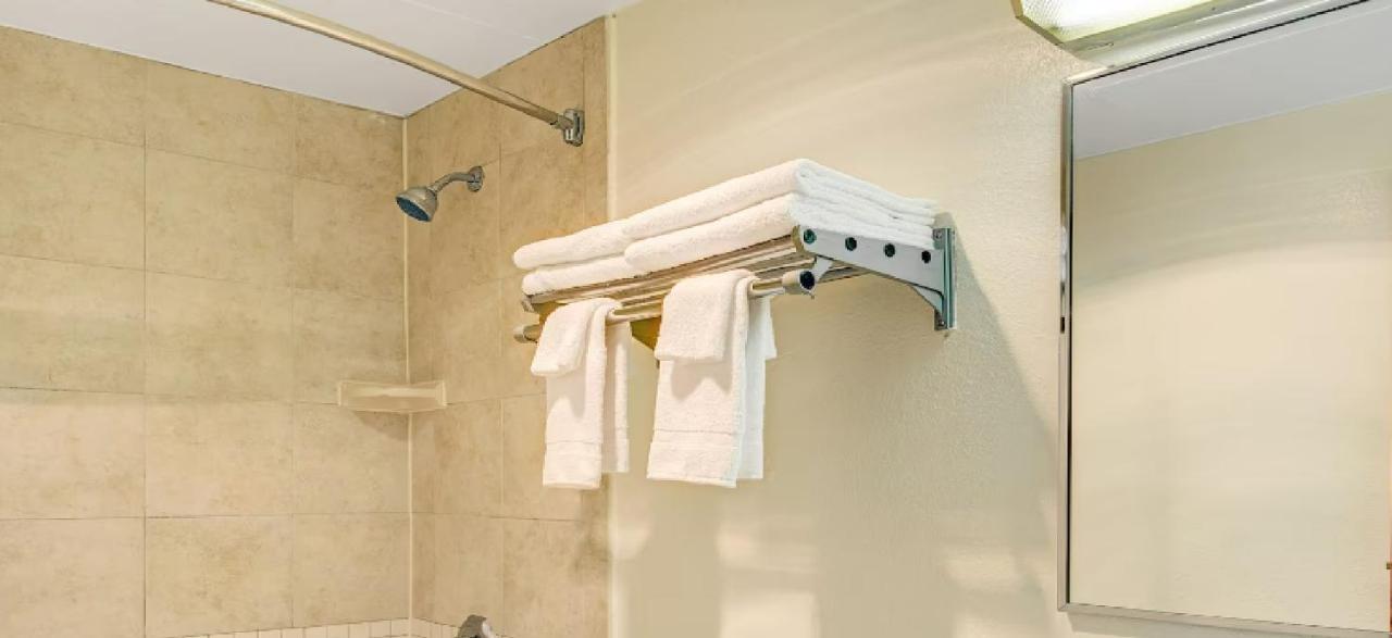 Super 8 By Wyndham Stamford/New York City Area Exterior photo